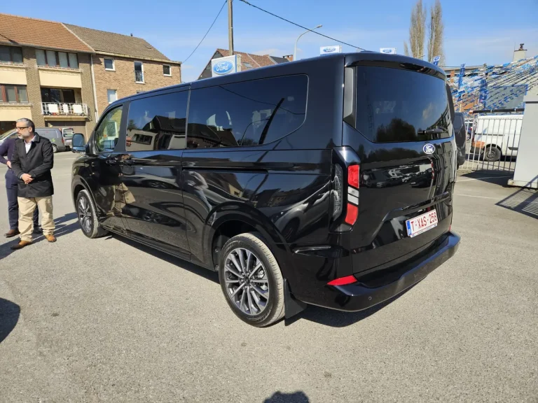 Black taxi van seen from the side, for groups with luggage