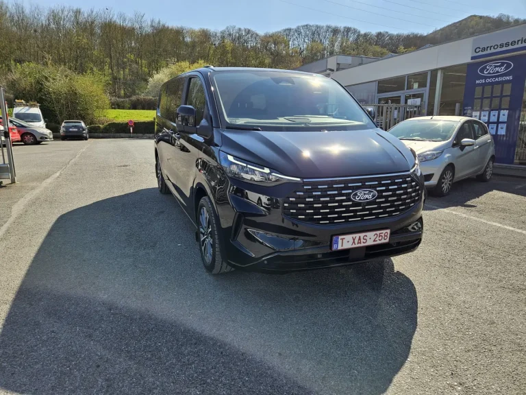 Zwarte Ford Tourneo Custom, een taxibusje ideaal voor gezinnen en groepen