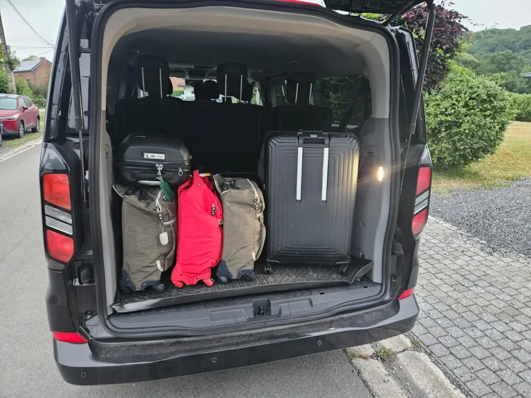 Koffer van een taxibusje vol valiezen voor een luchthaventransfer in België