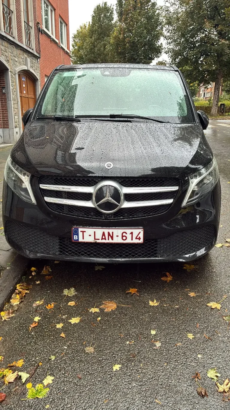 Zwarte Mercedes V-Klasse van Booking Taxi voor een luchthaventaxi naar Brussels Airport (Zaventem)