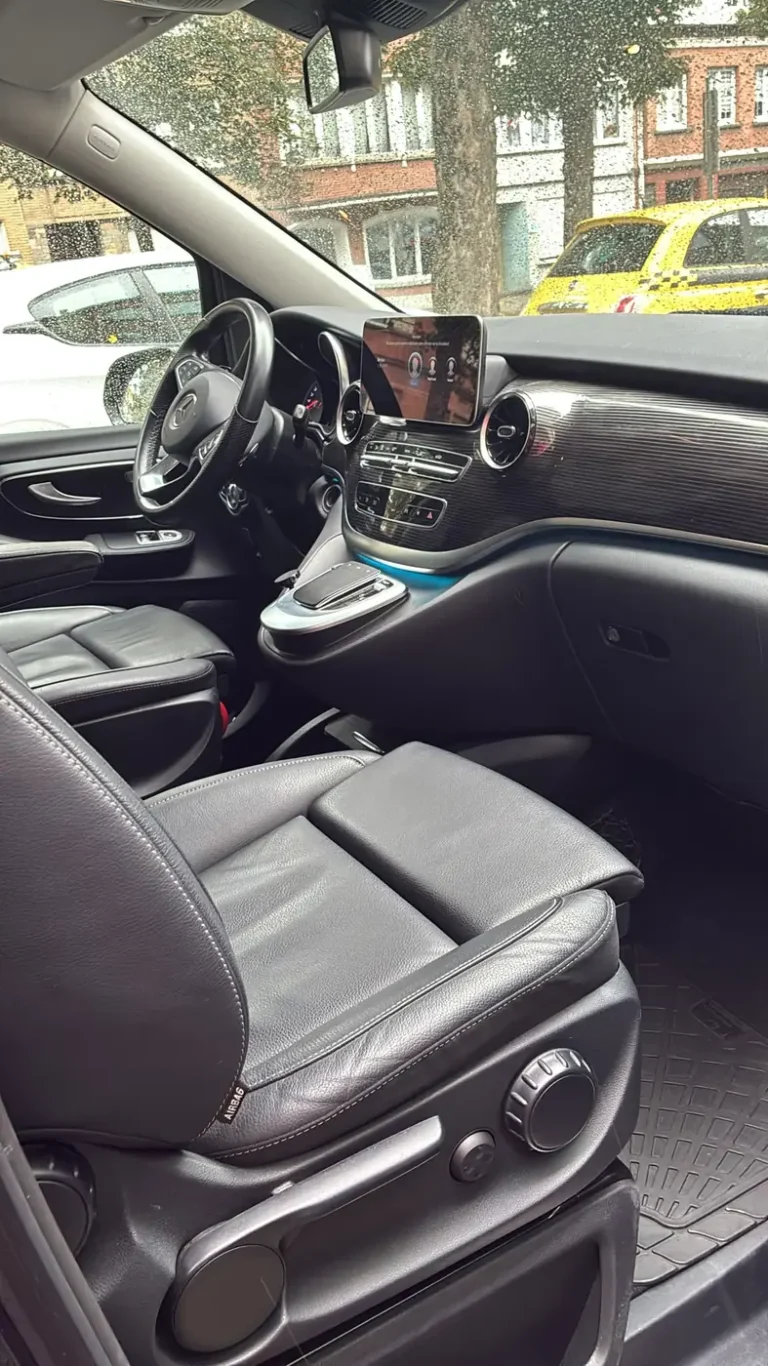 Bestuurdersplaats van een Mercedes taxi met een professionele chauffeur van Booking Taxi