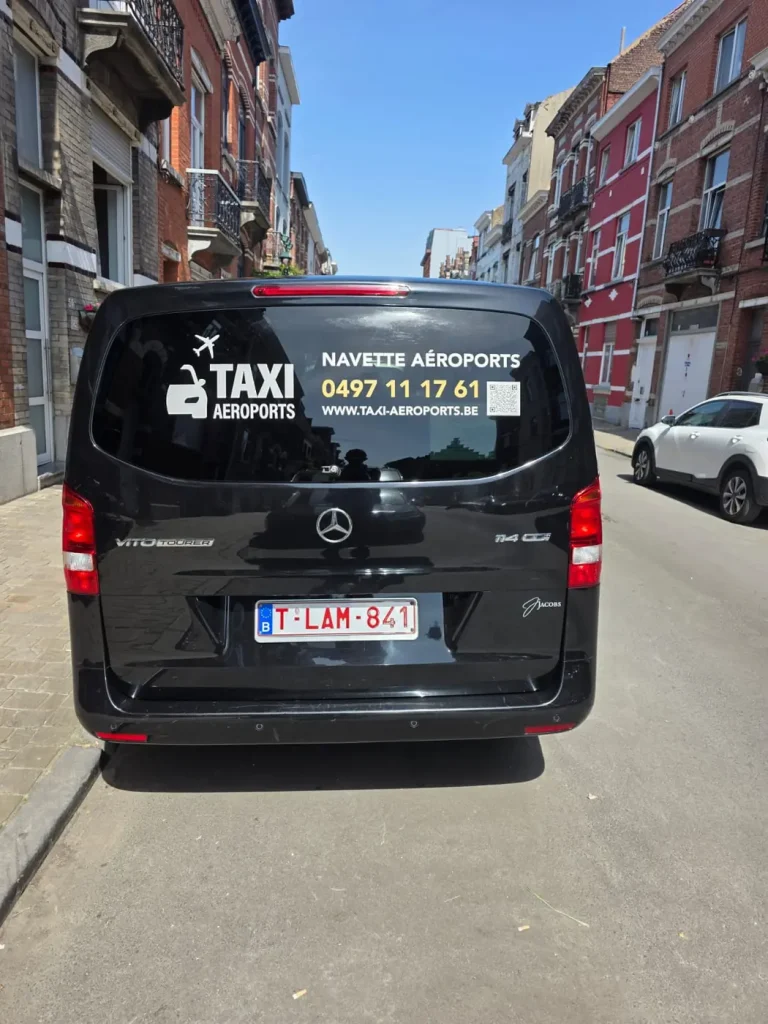 Navette aéroport Mercedes Vito noire à Bruxelles, vue arrière