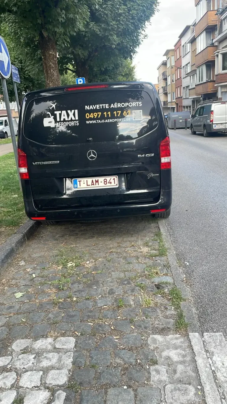 Navette aéroport Mercedes Vito noire pour un taxi vers l'aéroport de Charleroi