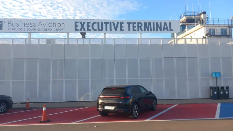 Taxi devant l'Executive Terminal Business Aviation de Brussels South Charleroi Airport