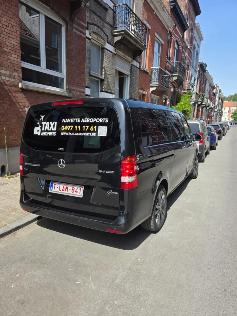 Taxi navette aéroports Mercedes Vito dans une rue de Bruxelles