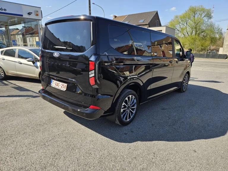 Taxi van Ford Tourneo noir jusqu'à 8 passagers vu de l'arrière